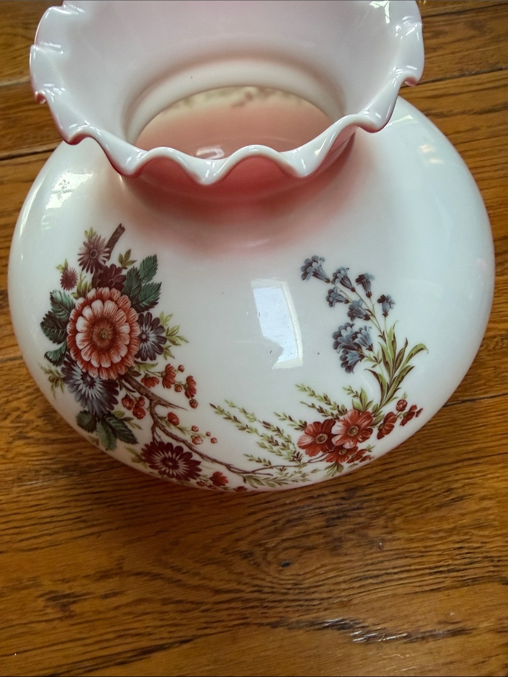 Vintage “Gone With the Wind “ style lamp globe. Floral in pinks. Ruffle top. - Picture 3 of 15